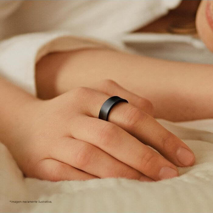 imagem mostra uma mulher dormindo usando o samsung smart ring
