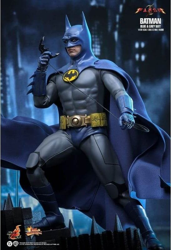 A Figura Batman Blue & Grey Suit Chega na Hot Toys Resgatando a Nostalgia de Michael Keaton! 1 Figura Batman Blue & Grey Suit The Flash Hot Toys 1/6th